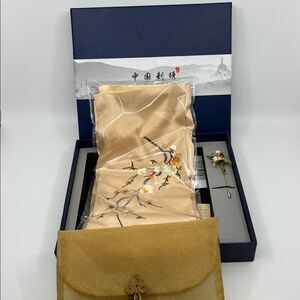 NEW Chinese Suzhou Embroidery silk scarf and brooch gift box set